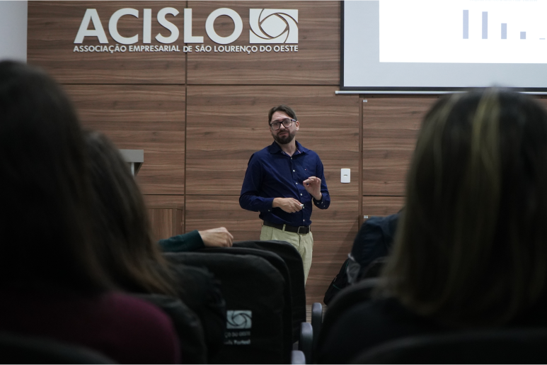 Capa notícia Selic em alta e impactos globais pautam debate econômico promovido pela Acislo