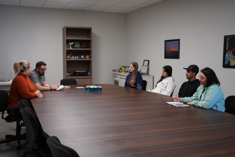 Capa notícia Alunos da Sóror Angélica alinham com a Acislo apresentação de pesquisa sobre inclusão no mercado de 